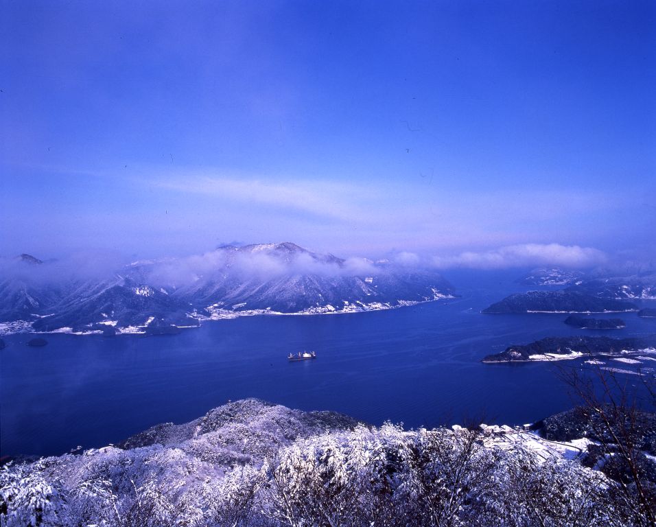 「舞鶴湾と雪景色」