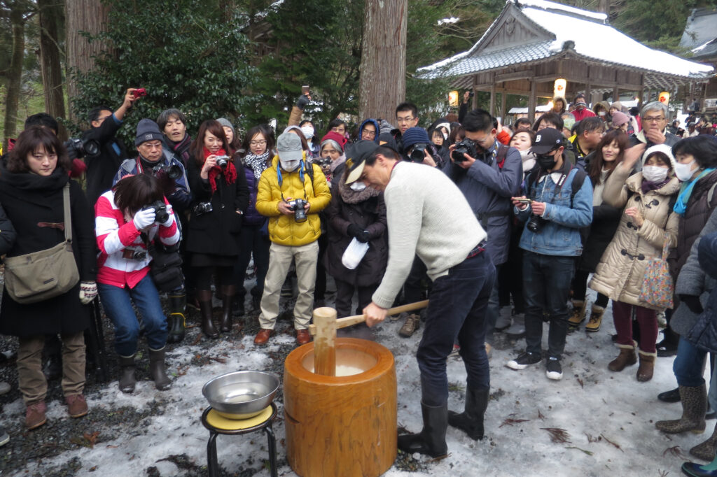 美山かやぶきの里：冬灯廊　お餅つき体験
